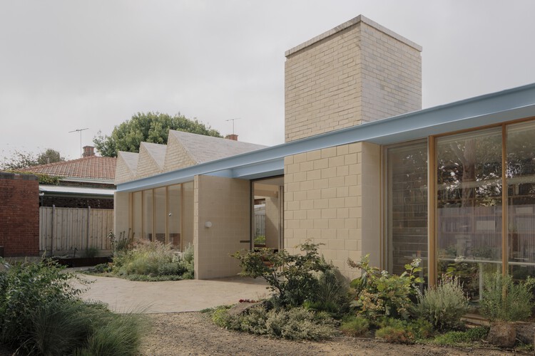 A Courtyard House / Office MI—JI