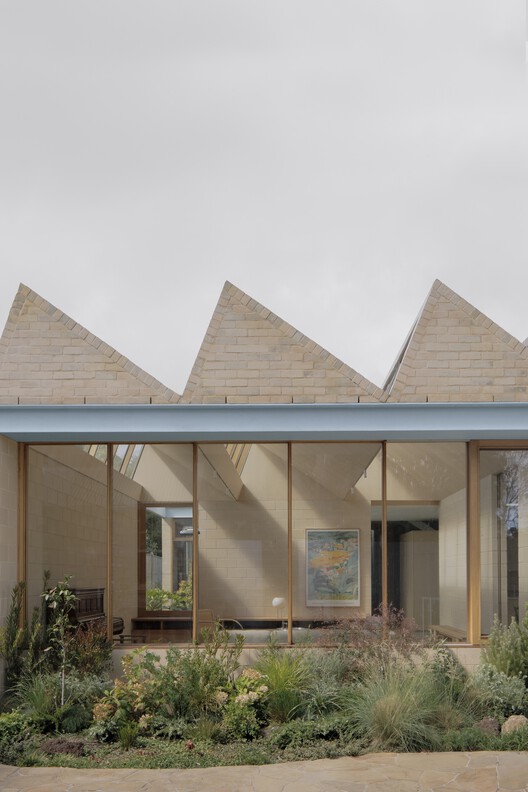 A Courtyard House / Office MI—JI