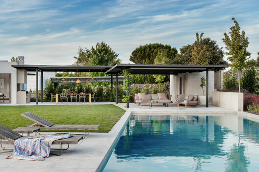 Breeze House / Ábaton