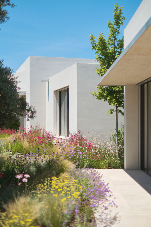 Breeze House / Ábaton