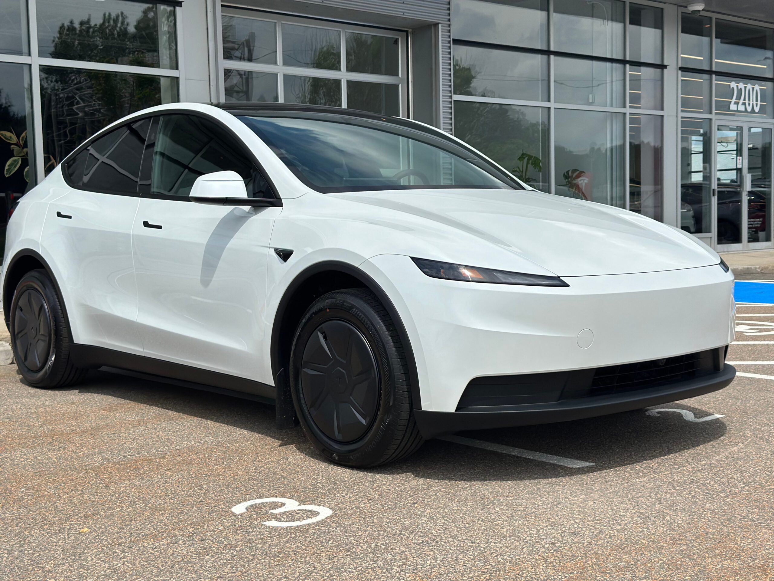 Tesla Model Y RWD 2026 Review: an entry-level trim with top-of-the-line technology