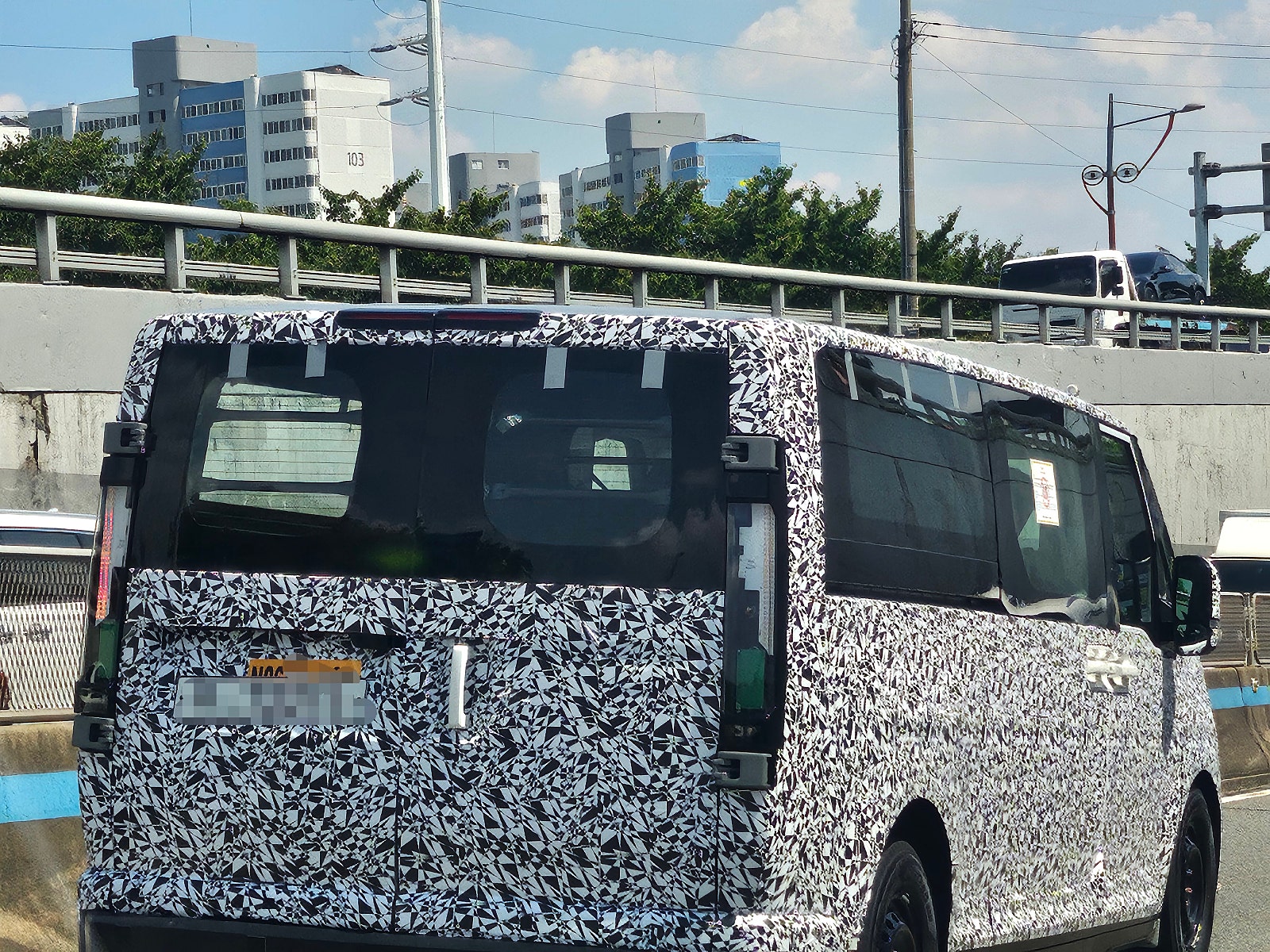 Kia’s larger electric van caught with less camo ahead of its ‘big’ debut [Images]