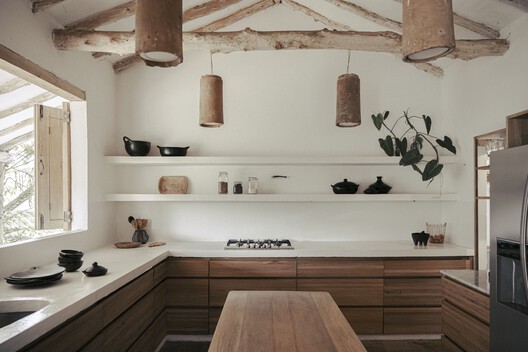 La Alhajuela House / Trópico Arquitectura