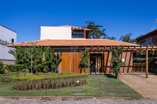 MFA House / Simone Jazbik Arquitetura