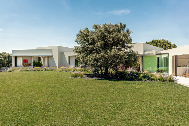Breeze House / Ábaton