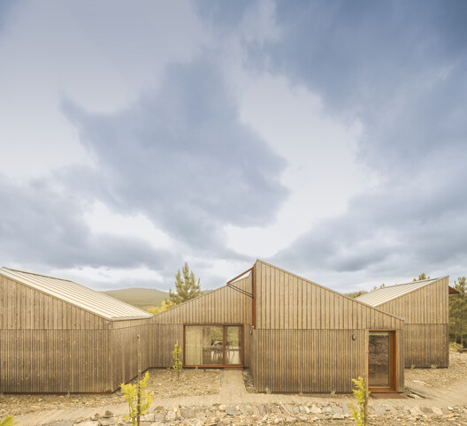 House Over the Hills / Diogo Aguiar Studio