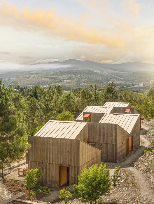 House Over the Hills / Diogo Aguiar Studio