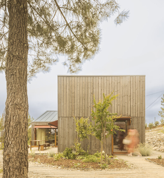 House Over the Hills / Diogo Aguiar Studio