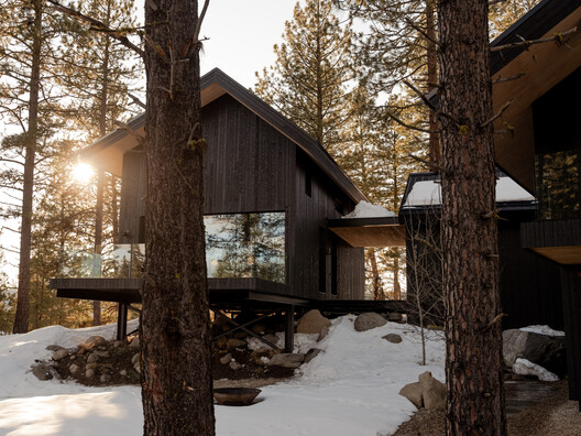 The Overlook House / Migration Studios