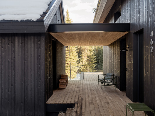 The Overlook House / Migration Studios