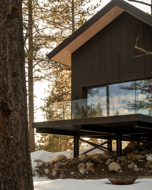 The Overlook House / Migration Studios