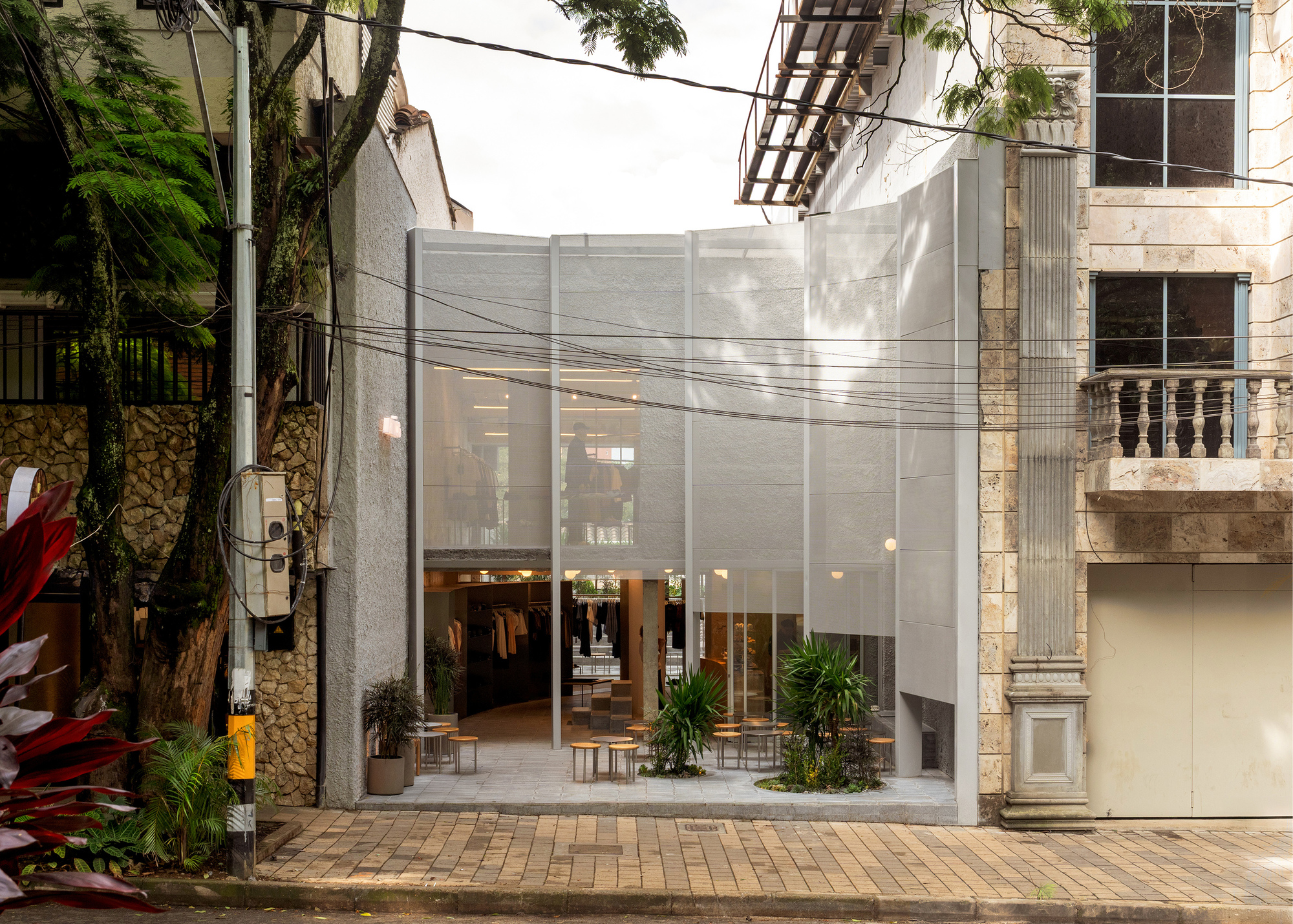 Store With A Gap / Studio Cadena