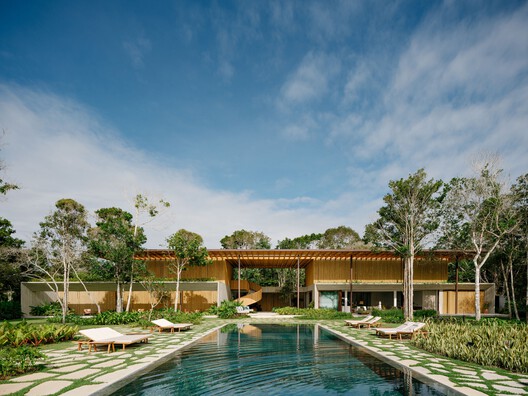 Villa Yandara / Padovani Arquitetos