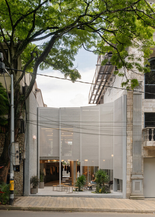 Store With A Gap / Studio Cadena
