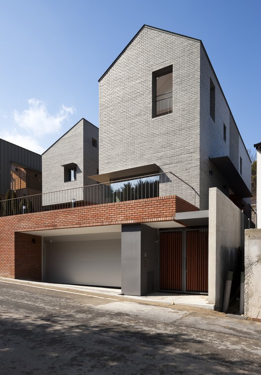Hagidong House 2 / Hyunjoon Yoo + Partners