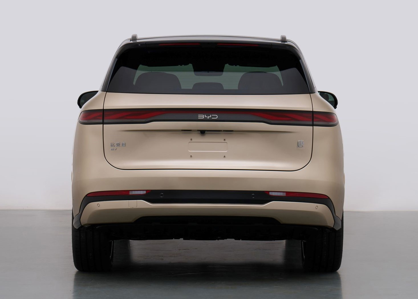 BYD’s new high-tech 5-seat electric SUV revealed with 690 hp and dual 30″ screens